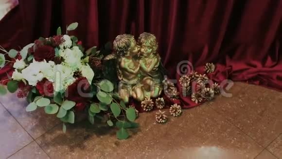 新婚夫妇婚礼餐桌的装饰视频的预览图