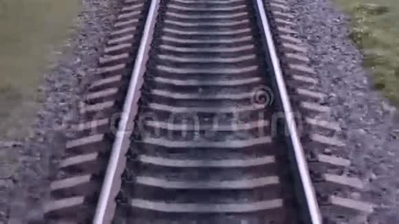 铁路铁路轨道从移动列车旅行背景视频的预览图