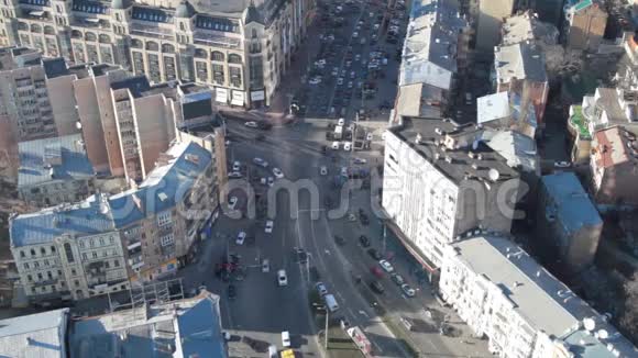 汽车沿着城市的中心街道行驶视频的预览图
