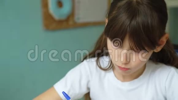 女孩学习课程视频的预览图