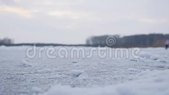 女孩在冰上滑冰冬天美丽的风景冬天体育假日视频的预览图