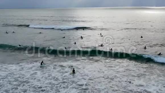 冲浪者等待划桨和享受海浪的空中景观视频的预览图