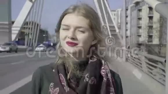 可爱的卷发女孩穿过城市视频的预览图