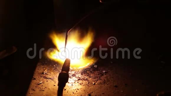 在黑暗中封闭焊接金属的过程视频的预览图