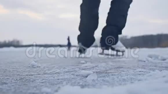 女孩在冰上滑冰冬天美丽的风景寒假运动视频的预览图