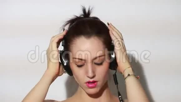 戴着耳机听音乐的女孩视频的预览图