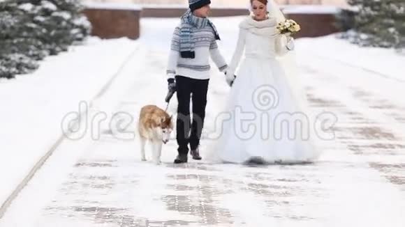 新婚夫妇冬季散步视频的预览图