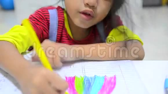 近距离拍摄可爱的亚洲泰国女孩做家庭作业视频的预览图