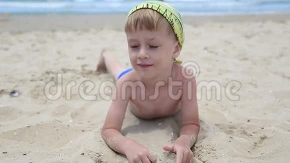 小男孩在沙滩上玩沙子视频的预览图