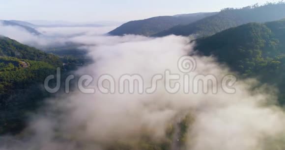 空中观景台在美丽的云彩中飞越高山空中摄影机拍摄空中云层视频的预览图