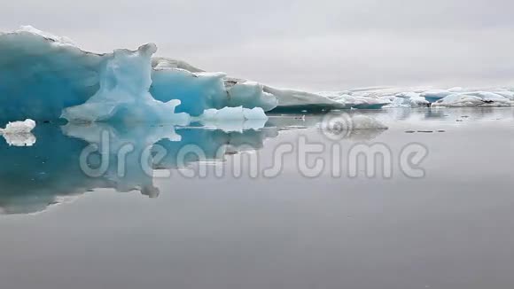 冰湖里漂浮着的冰块视频的预览图
