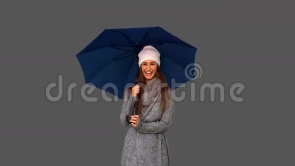 漂亮的年轻女人在玩伞视频的预览图