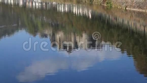 比利时河流中的布伊隆城堡视频的预览图