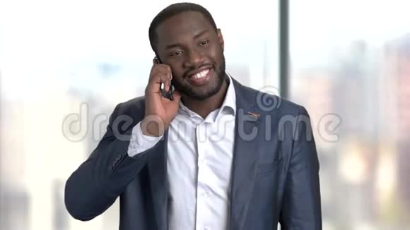 英俊的非裔美国商人在电话里交谈视频的预览图