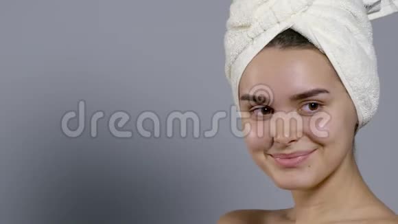一位戴着毛巾的美女在头上摇头微笑视频的预览图