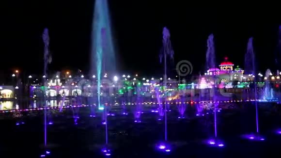 带有彩色背光的美丽的夜间喷泉视频的预览图