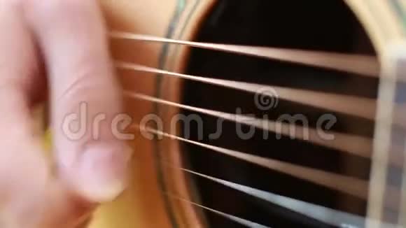 手弹吉他的观点视频的预览图
