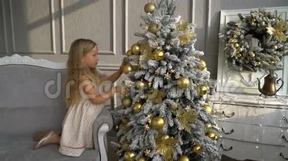 圣诞树附近可爱的小女孩视频的预览图