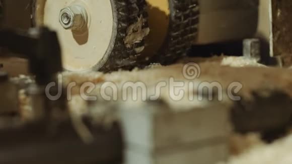 木材厂造板机滚轮视频的预览图