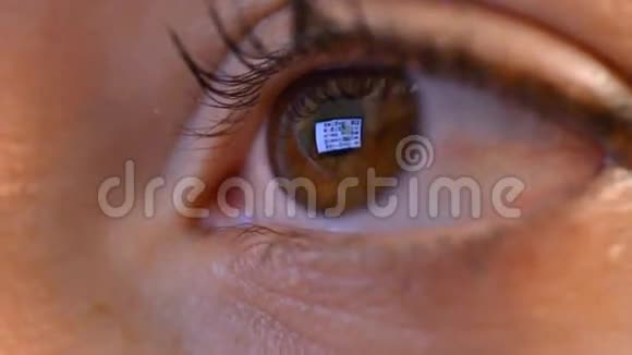 夜间上网时女人的眼睛会反射视频的预览图