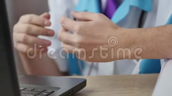 男医生为病人做手势和解释什么视频的预览图