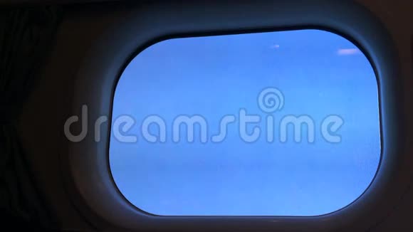 飞行时天空中的云的平面窗视图视频的预览图