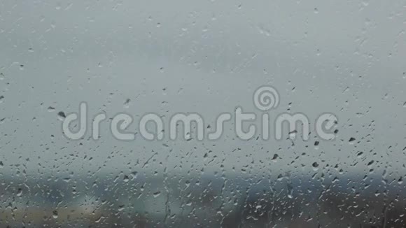 带水滴的灰色雨天玻璃视频的预览图