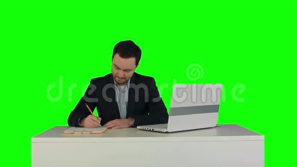 在笔记本电脑上写字的人手视频的预览图