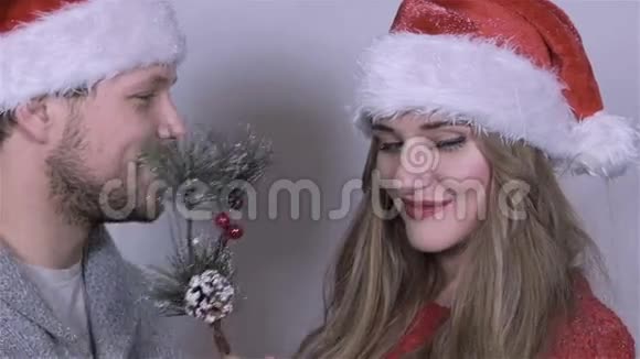 快乐的白种人圣诞夫妇在演播室慢动作视频的预览图