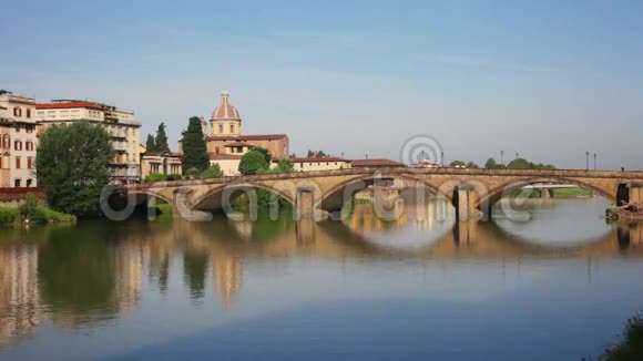 佛罗伦萨穿过阿诺河的桥在水中视频的预览图