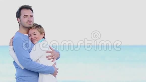 年轻夫妇拥抱在海滩上视频的预览图