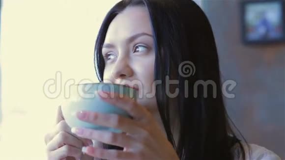 现代美女在吃早餐视频的预览图