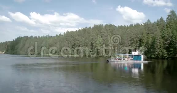 乘坐FS700奥德赛7Q4K号客船的美丽河景视频的预览图