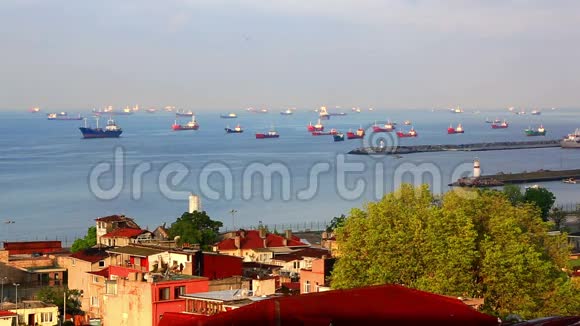 马尔马拉海的景色和正在突袭的船只伊斯坦布尔视频的预览图
