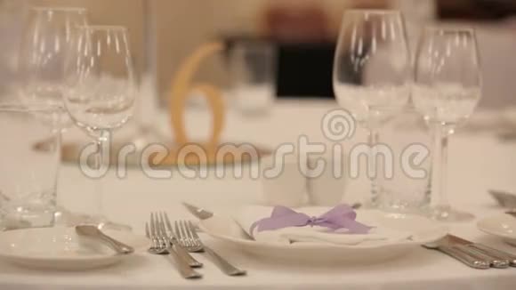为婚宴准备的豪华餐桌视频的预览图