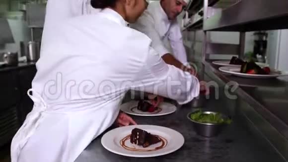 一排厨师装饰甜点视频的预览图