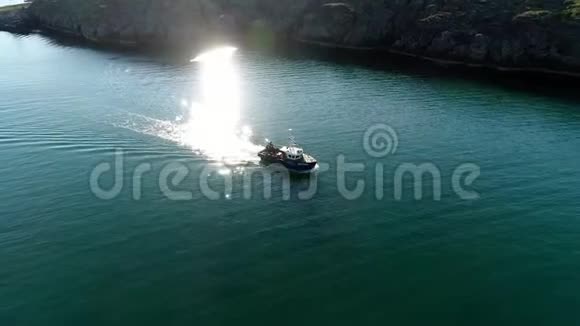 从上面的船在巴伦支海的SttsDalniyeZelentsy水面上的视图视频的预览图