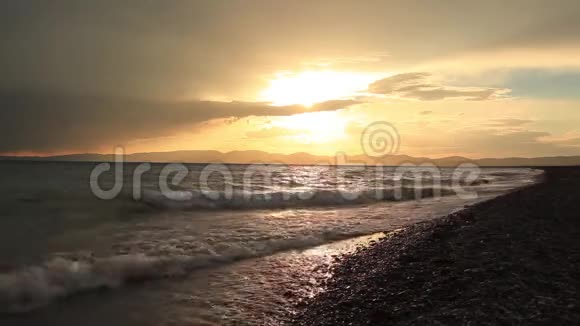 暴风雨般的日落在山湖上吉尔吉斯斯坦圣库尔湖视频的预览图