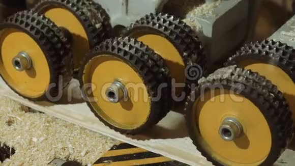 锯木厂木板精炼机滚轮视频的预览图