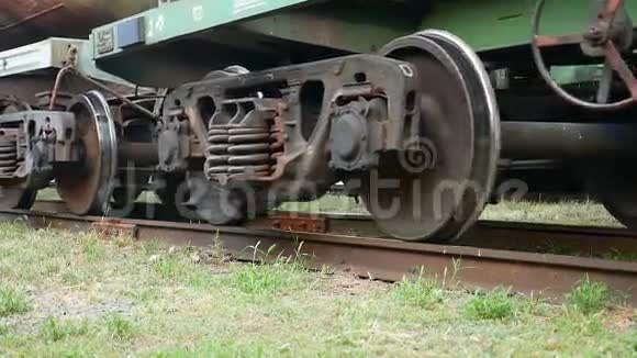火车开始在铁视频轮上旋转视频的预览图