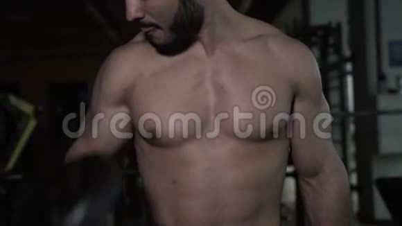 男性健美运动员用哑铃锻炼身体做二头肌锻炼视频的预览图