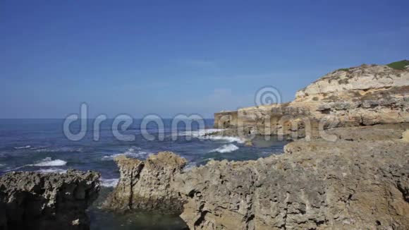 波浪在岩石上破碎葡萄牙海岸的大西洋视频的预览图
