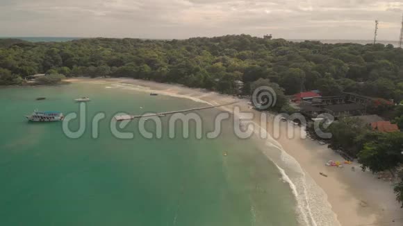 用金沙和绿松石蓝水拍摄泰国天堂岛的空中无人机镜头苏米特是一个很受欢迎的视频的预览图