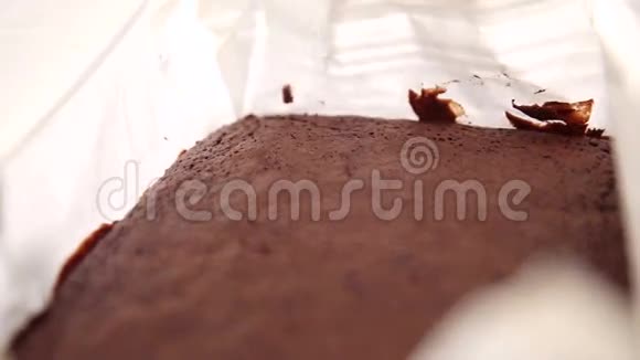 巧克力布朗尼热烤从烤箱变焦纹理视频的预览图