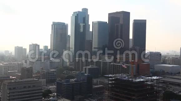 洛杉矶市中心的朦胧景色视频的预览图