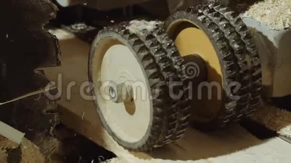 锯木厂轧板机车轮视频的预览图