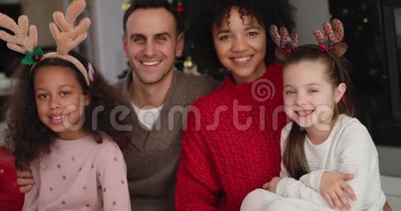 圣诞节的家庭肖像视频的预览图