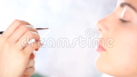 化妆师用化妆刷涂眼影于眼睑视频的预览图