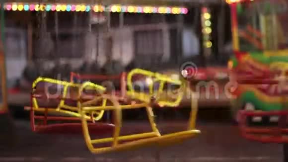儿童连锁旋转木马吸引视频的预览图