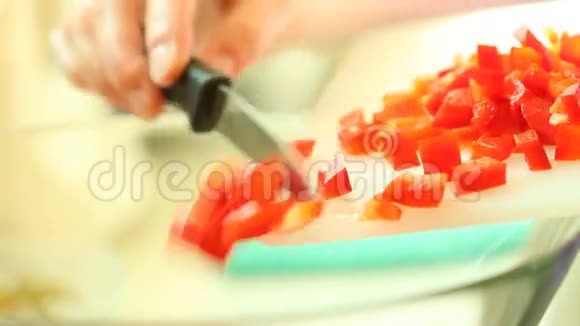 把红甜椒片放进碗里视频的预览图
